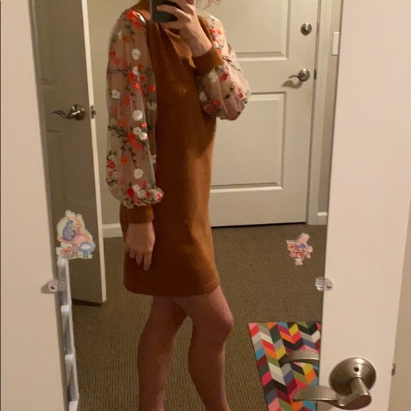 Dresses & Skirts - Beautiful Laced Arm Dress